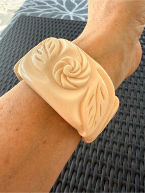 Vintage Carved Plastic Bangle Bracelet Flowers & Leaves Cream Color